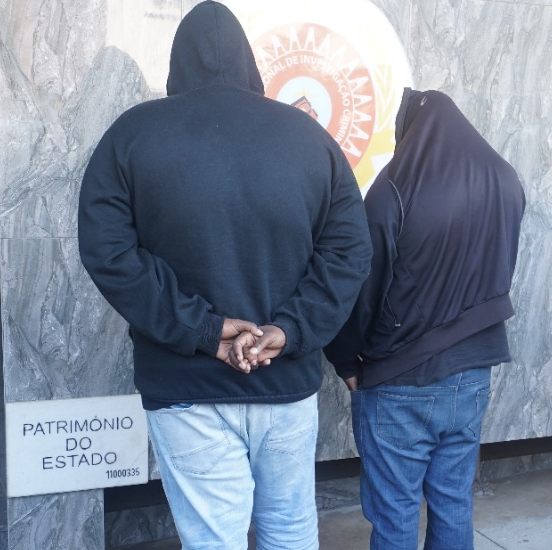A Direção do SERNIC-Cidade de Maputo deteve na semana finda, dois indivíduos por associação criminosa, tráfico de droga e corrupção. Os dois indivíduos foram detidos no âmbito da vigilância e seguimento operativo de indivíduos suspeitos no tráfico de drogas ao nível da cidade de Maputo.

A detenção dos indiciados ocorreu na sequência da revista efectuada na viatura na qual se faziam transportar, tendo nesta, sido encontrados 446 caixas supostamente de desodorante (rollon) e que no interior continha  embrulhos de droga do tipo Cocaína. No momento da abordagem, os indiciados tentaram subornar os agentes  com um valor monetário de 200,000.00Mt, tendo o valor sido prontamente apreendido.