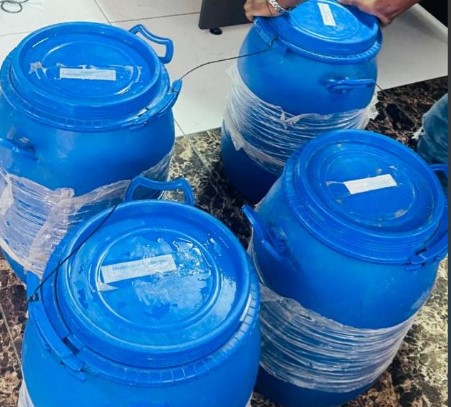 SERNIC Apreende 573kg de Cocaína Ocultos em Bidões com Material de Construção no Porto de Maputo